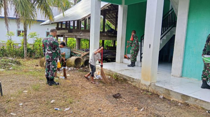 Jelang Pembukaan TMMD Ke- 123 Tahun 2025, Masyarakat Turut Membantu Gotong Royong Membangun Posko TMMD.