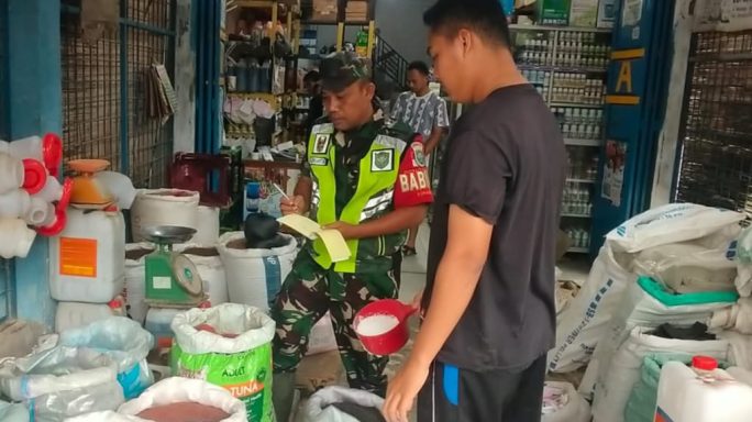 Babinsa Lakukan Pemantauan Harga Sembako Di Warung