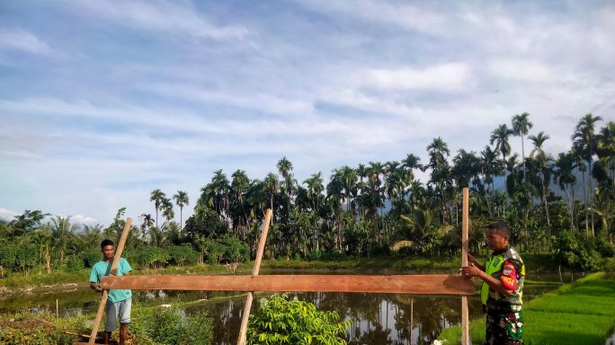 Babinsa Posramil Lawe Bulan Bantu Warga Desa Binaan Bangun Warung Nasi