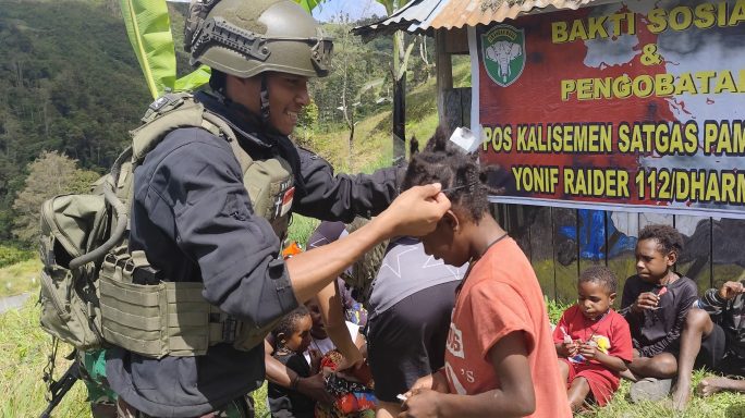 Satgas Pamtas Yonif 112/DJ Kodam Iskandar Muda gelar Bhaksos di Puncak Jaya. 