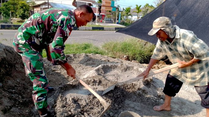 Tanpa Ragu, Babinsa Gampong Lamme Ikut Angkat Material Bantu Warga Bangun Rumah