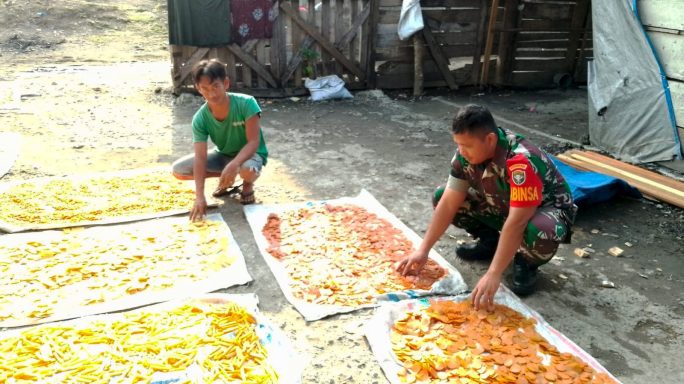 Dukung UMKM Lokal, Ini Yang Dilakukan oleh Babinsa Teupin Batee