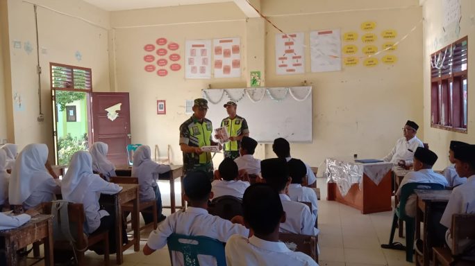 Bintara Pembina Desa (Babinsa) Koramil 22/Ulim melaksanakan kegiatan sosialisasi brosur SMA Kartika Banda Aceh kepada para siswa tingkat MTs dan sederajat