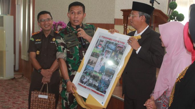 Dandim 0116/Nagan Raya berikan Cendra Mata saat pelepasan PJ Bupati Nagan Raya