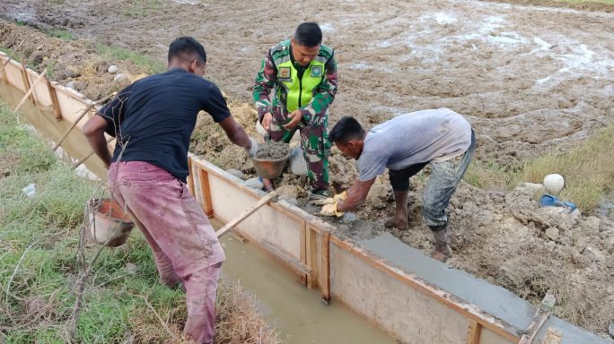 Kolaborasi TNI dan Warga: Membangun Irigasi untuk Sawah yang Lebih Produktif