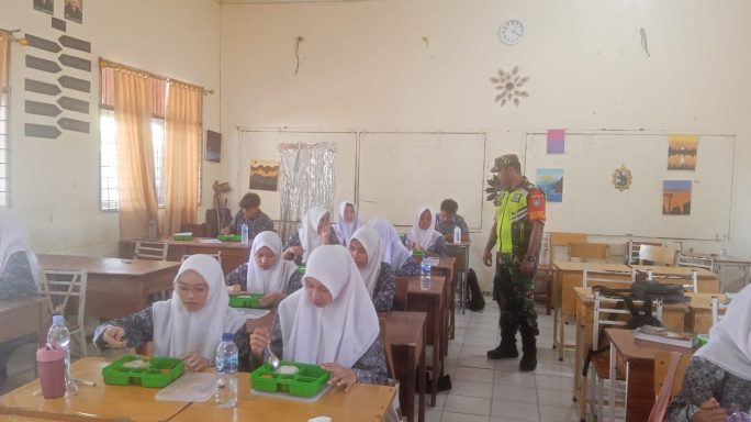 Dukung Program Pemerintah Makan Bergizi Gratis (MBG),Babinsa Bantu Penyaluran Makan Bergizi Gratis Kesekolah sekolah Di Kecamatan Seunagan