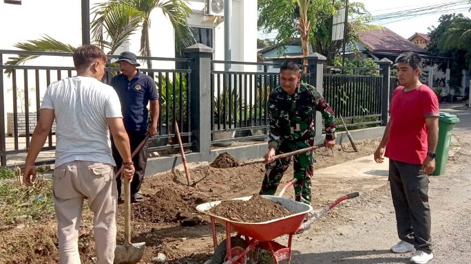 Babinsa Gampong Keudah dan Warga Bersatu Bersihkan Jalan dari Tumpukan Tanah