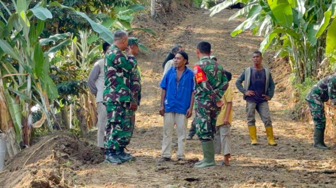 Dandim 0111/Bireuen Laksanakan Komunikasi Sosial dengan Pemilik Kebun yang Tanahnya Dijadikan Jalan