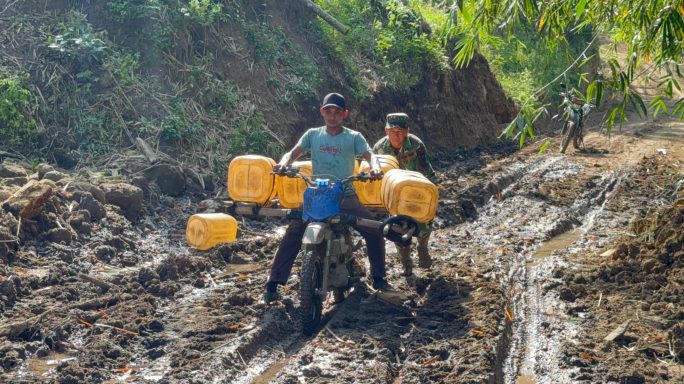 Perjuangan di Tengah Lumpur: Satgas TMMD Kodim 0111/Bireuen Tak Biarkan Warga Berjuang Sendiri