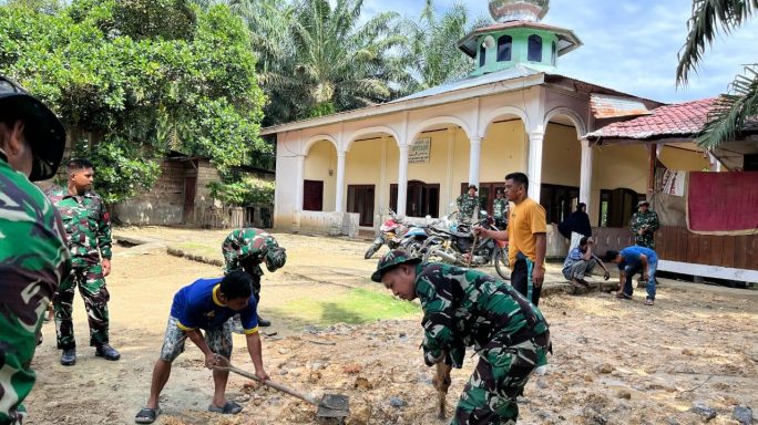 Sambut Ramadhan, Prajurit Jajaran Yonif 115/ML Gelar Kerja Bakti Bersama Warga