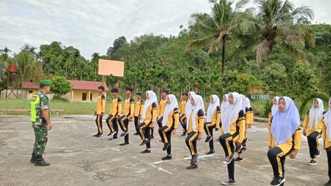 Babinsa Posramil Ketambe Koramil 0108-03/Badar Melatih PBB kepada Pramuka Siswa-Siswi SMAN 1 Ketambe