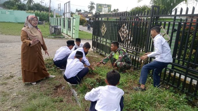Babinsa Ajak Siswa/i Kerja Bhakti Bersihkan Tempat Ibadah