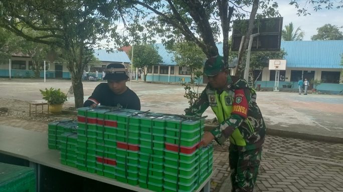 Supaya Tepat Sasaran Babinsa Mendampingi Pendistribusian Makan Bergizi Gratis Program Pemerintah