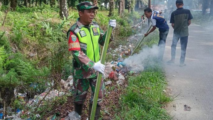 Sambut Bulan Suci Ramadhan, Babinsa dan Warga Gelar Aksi Bersih Lingkungan