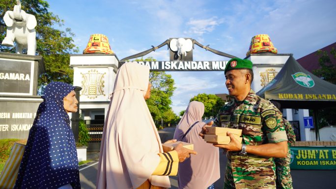 Kodam IM Gelar “Jumat Berkah”, Bagikan 188 Paket Makanan untuk Warga Banda Aceh yang membutuhkan.