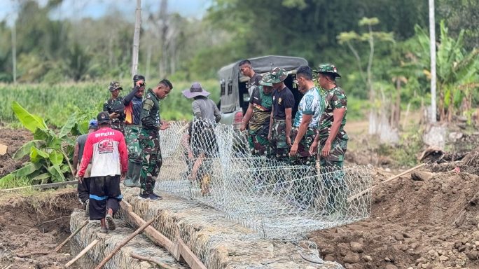 Satgas TMMD Ke-123 Kodim 0111/Bireuen Lanjutkan Pemasangan Bronjong, Bentengi Desa dari Ancaman Longsor.