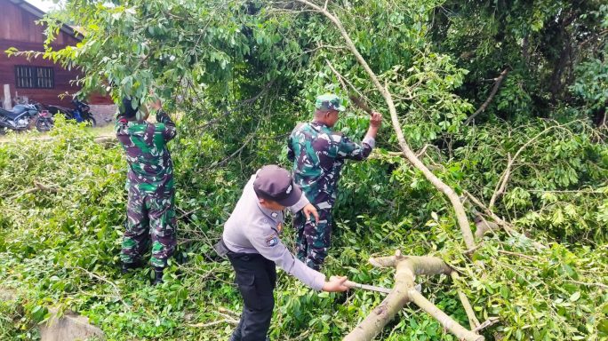 Jalan Lebih Bersih! Babinsa dan Bhabinkamtibmas Pimpin Gotong Royong di Julok