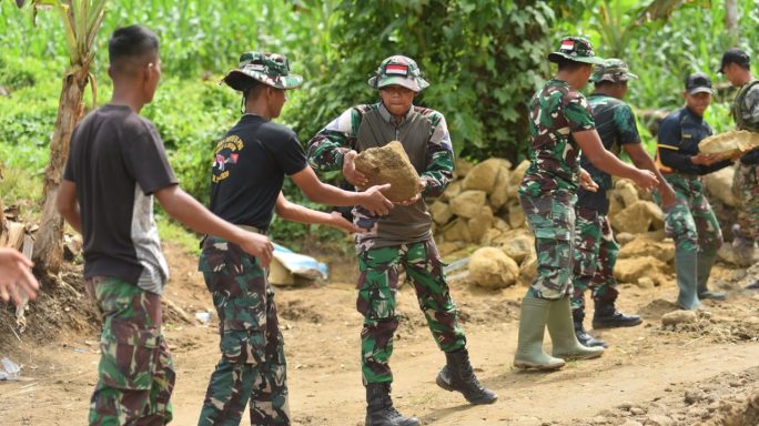 Satgas TMMD Ke-123 Turunkan Material Batu untuk Bronjong, Perkuat Infrastruktur Desa.