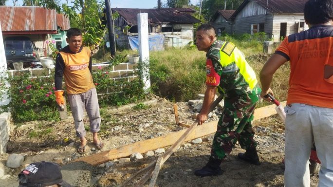 Babinsa Karya Bhakti Bersama Warga Cor Jalan Rabat Beton Desa