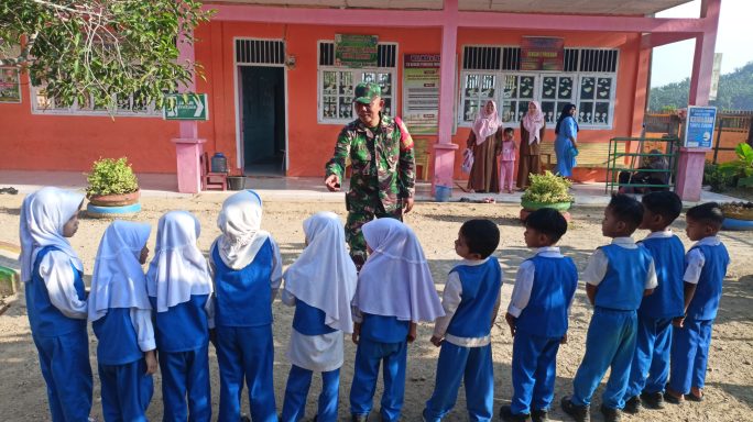 Tumbuhkan Semangat Belajar Sejak Dini, Babinsa Berikan Motivasi di TK Negeri Pembina