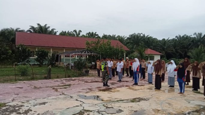 Tanamkan Kedisiplinan, Babinsa Melatih PBB Di SMA Negeri 3 Tamiang Hulu