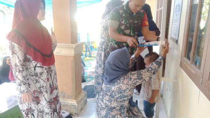 Dukung Kesehatan Anak, Babinsa Langsa Timur Dampingi Vaksinasi di Posyandu
