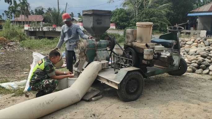 Babinsa Dampingi Warga Binaan Menggiling Padi Hasil Panen
