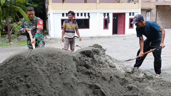 Babinsa Bantu Warga Pasang Paving Block di Halaman Masjid