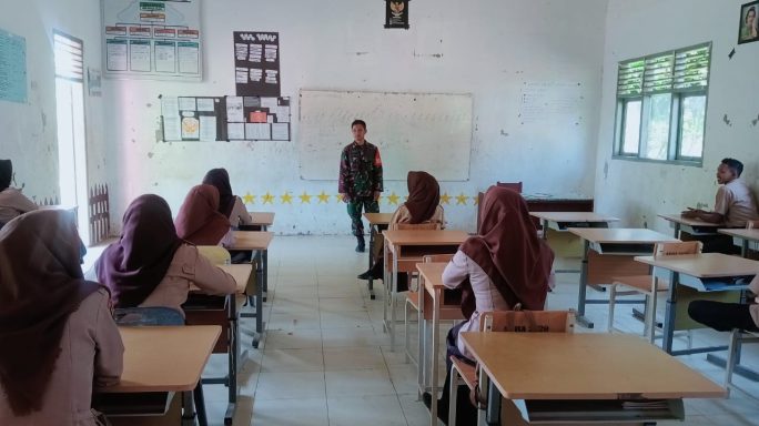 Babinsa Koramil 01/Peunaron Beri Pemahaman Wawasan Kebangsaan dan Dampak Buruk Narkoba kepada Siswa SMA Negeri 1 Peunaron
