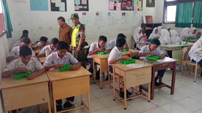 Babinsa Koramil 06/Peukan Baro Distribusikan Makanan Bergizi di SMPN 2 Lampoh Saka