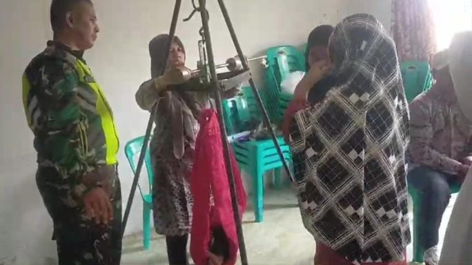 Serda Hendri Babinsa Koramil 02/Krb Aktif Dampingi Posyandu Desa Binaan