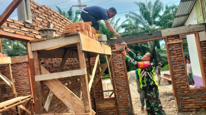 Babinsa Posramil Ketambe Gotong Royong Membantu Warga Desa Binaan Bangun Rumah Warga