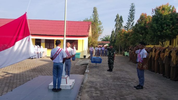 Babinsa Koramil 19/Indra Makmu, Jadi Pembina Upacara dan Sosialisasikan Penerimaan CATA PK TNI-AD 2025