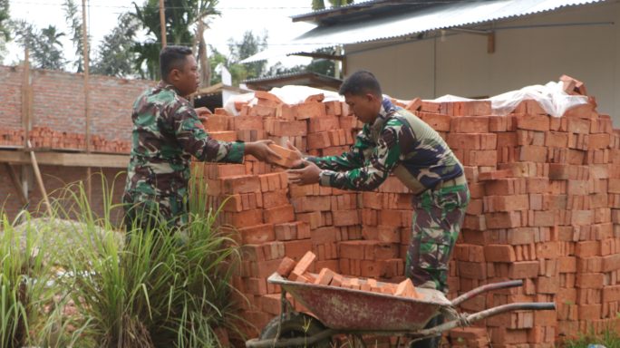 Pembangunan Rumah Permanen TMMD ke-123 Makin Kokoh, Tim Satgas Fokus Pengecoran Balok
