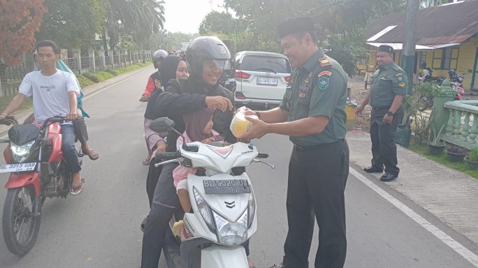 Berkah Ramadhan, Koramil 05/Thu Dan Koramil 01/Ksp Jajaran Kodim 0117/Aceh Tamiang Berbagi Takjil Untuk Masyarakat