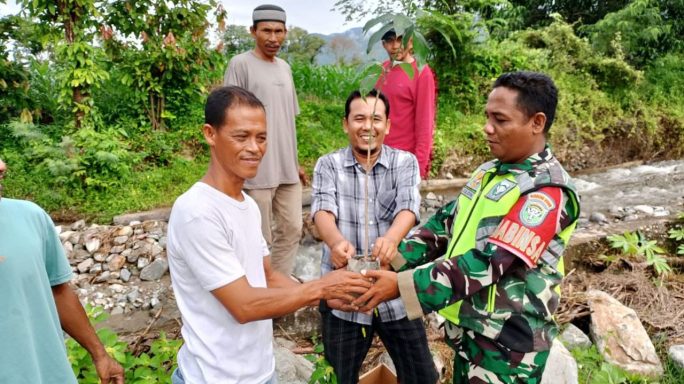 Babinsa Koramil 0108-07/ Semadam Bersama Warga Masyarakat Penghijauan Penanaman Pohon Mahoni Di Bantaran Sungai