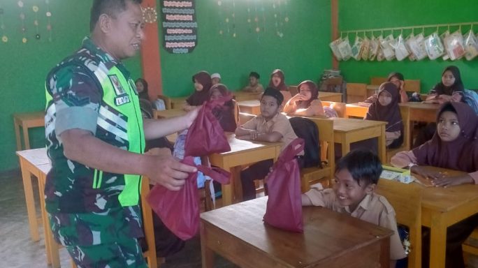 Tetap Semangat, Babinsa Koramil 02/Seunagan Kodim 0116/Nagan raya Laksanakan Pendampingan Pendistribusian Makanan Bergizi Saat Bulan Ramadhan