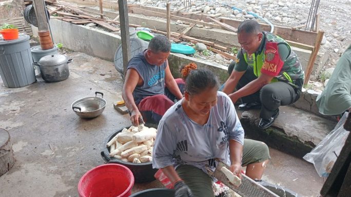 Babinsa Terutung Payung Berikan Motivasi pada UMKM Keripik Singkong