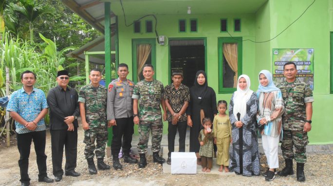 Danrem 012/TU Tinjau Hasil Pembangunan RTLH dan Berikan Bantuan Sembako