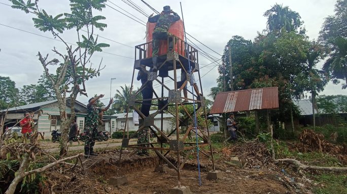 Sumber Air Bersih Kini Lebih Mudah Dijangkau, Satgas TMMD Pasang Tandon Air