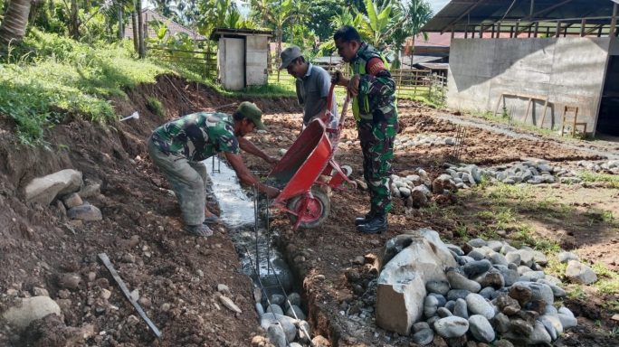 Babinsa Posramil Ketambe Bersama Masyarakat Membantu Warga Desa Binaan Bangun Rumah