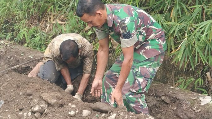 Babinsa Koramil 17/Geumpang Turun Tangan, Bantu Warga Perbaiki Saluran Air Bersih