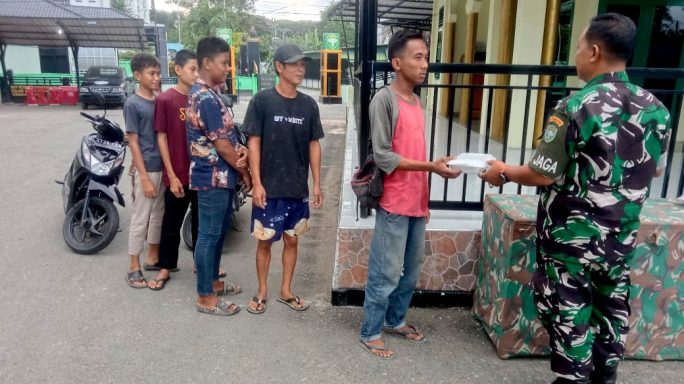 Berkah Ramadhan, Kodim 0101/KBA Bagikan Nasi dan Takjil Gratis untuk Warga
