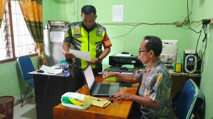Update Data Wilayah, Sertu Agus Melaksanakan Puldata Ter Di Kantor Desa