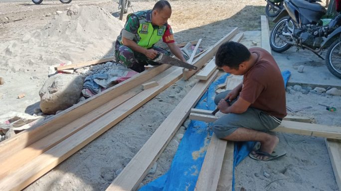 Babinsa Posramil Ketambe Turut Langsung Membantu Pasang Rangka Rumah Warga Di Desa Binaan