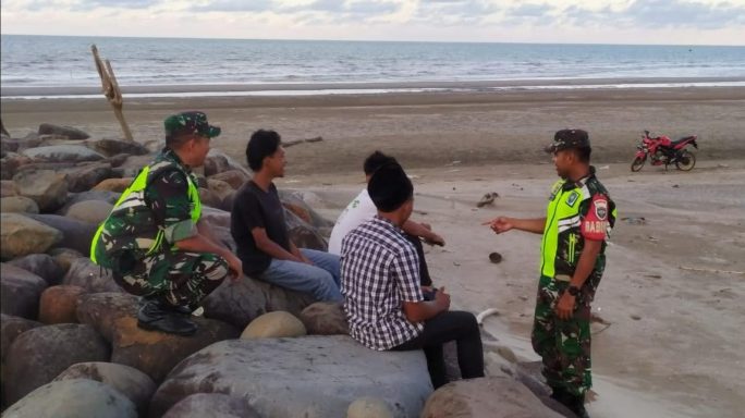 Babinsa Galang Semangat Positif di Bulan Ramadan dengan Komsos tentang Bahaya Narkoba dan Balap Liar