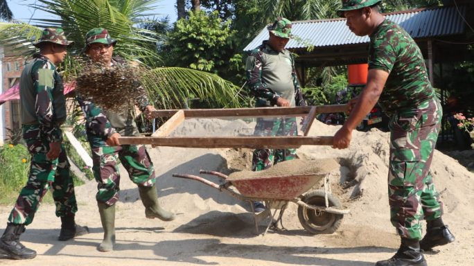 Satgas TMMD Ke-123 Reg Selesaikan Pemasangan Tombak Layar pada Pembangunan Rumah di Bukit Meutuah