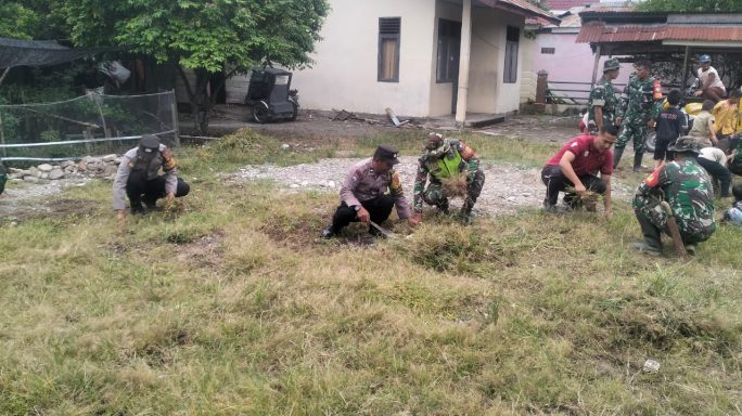 Babinsa Dan Warga Masyarakat Gotong- Royong Bersihkan Lingkungan Masjid