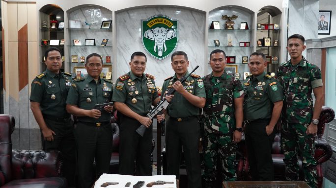 Pangdam Iskandar Muda Terima Empat Pucuk Senjata dari Masyarakat.