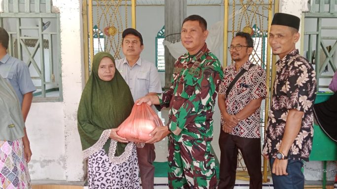 Danramil 05/Darul Makmur Hadiri Penyerahan Paket Sembako untuk Warga Terdampak Banjir